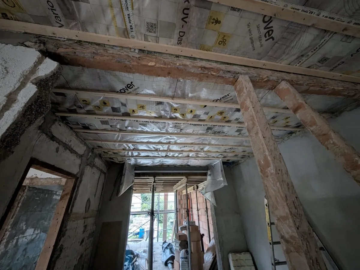 Großer Raum mit neuer Deckendämmung und Stahlträger