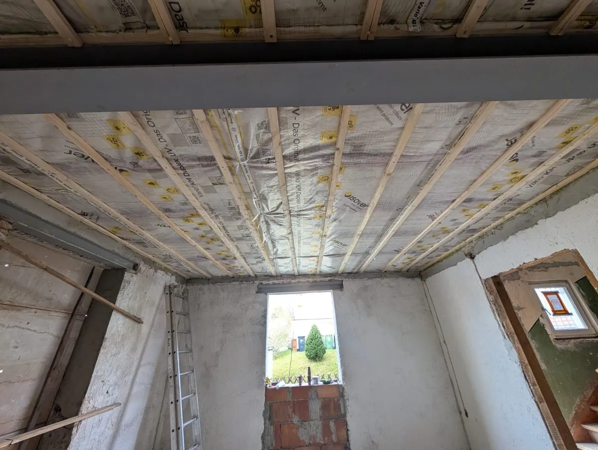 Sanierter Raum mit Isover Deckendämmung – Gesamtansicht