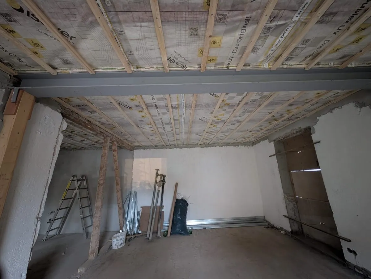 Neue Decke mit Stahlträger, Dampfsperre und Lattung